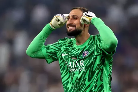 أزمة في اللعب بالقدم.. دوناروما يواجه تحديًا جديدًا في تيكي تاكا جوارديولا